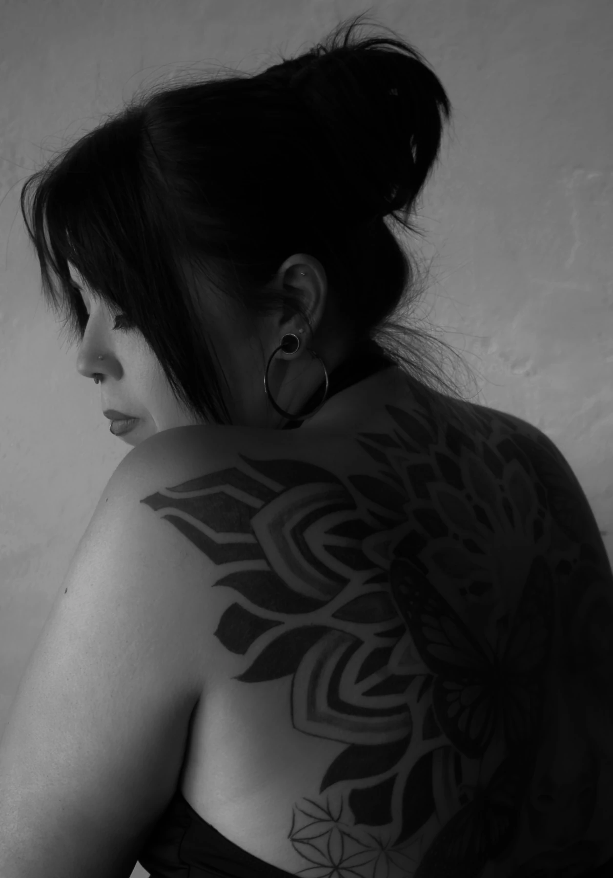 Black and white over-the-shoulder portrait of Audreyanna Gonzales
